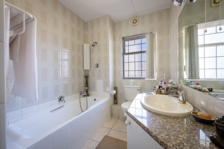 2 Bedroom Property for Sale in Sea Point Western Cape